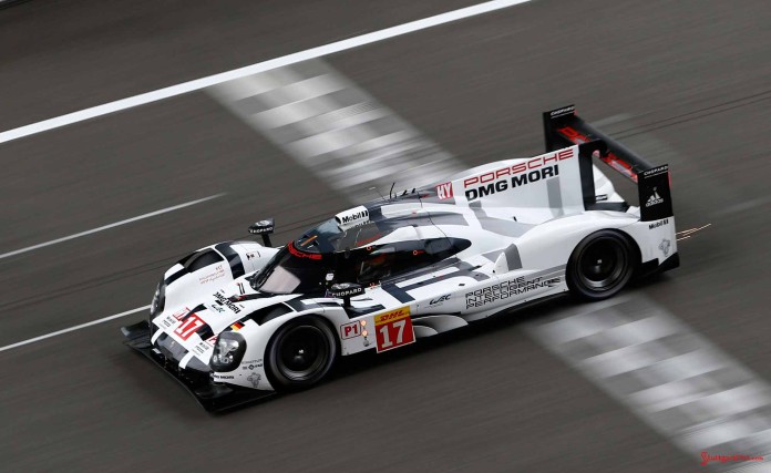 Porsche pursues 2015 WEC LMP1 drivers’ title: 919 across finish line ahead of 2015 Bahrain. Credit: Porsche AG